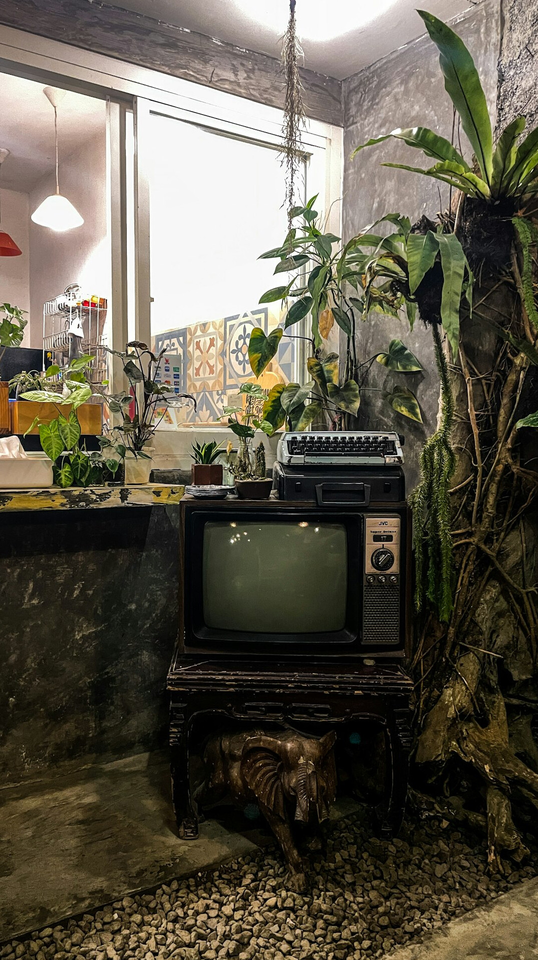 Studio de télévision vintage avec caméras et éclairages de plateau