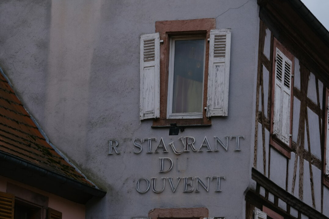 Archiviste restaurant de vieilles bandes vidéo de télévision